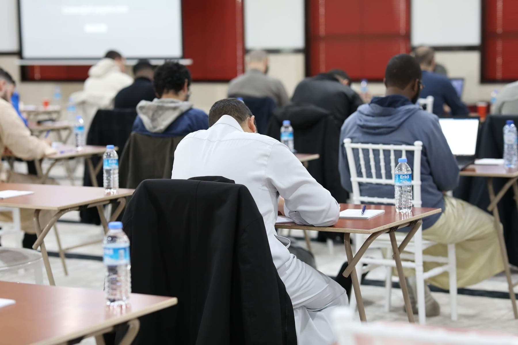 Studenten maken aantekeningen tijdens de les